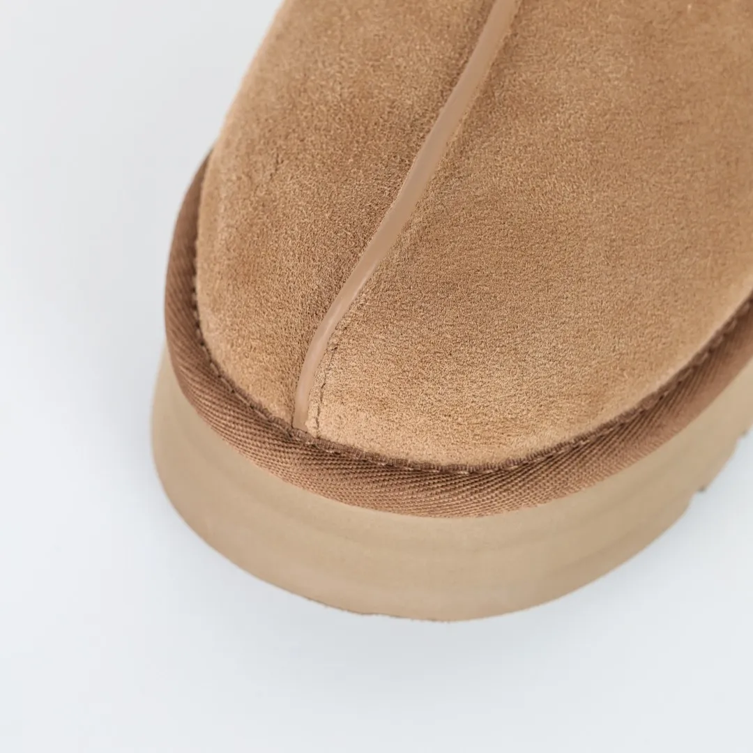 Pick up locally 💰520, the core recommendation is good price UGG Coquette three-layer thickened lazy slippers, popular Xiaohongshu style, Henan Longfeng leather production, sheepskin and wool integration, top quality in the market, 2-3 cm cashmere insole, keeping warm in winter, suitable for home use. In the new year, uug launched a style series, which is partially geared towards the preferences of young consumers, and has also been at the forefront of fashion trends. Shoe body material, water-repellent coated suede upper 17mm UGGPURE™ implanted wool insole Lightweight non-slip comfortable rubber outsole With brand LOGO Trademark Comes with full packaging Size: 35 36 37 38 39 40